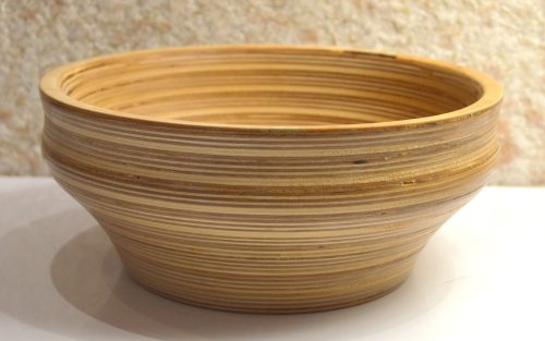 Глубокая деревянная чаша орешница